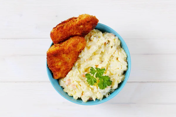 감자 샐러드와 소시지 schnitzels — 스톡 사진