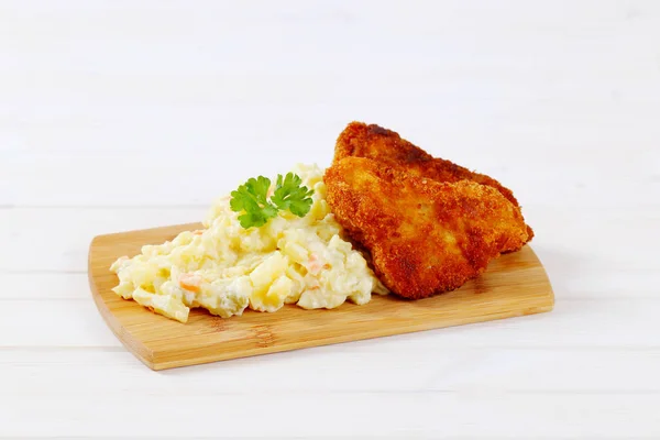 감자 샐러드와 소시지 schnitzels — 스톡 사진