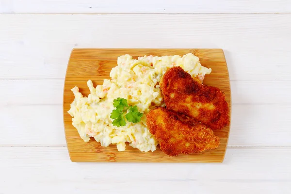 감자 샐러드와 소시지 schnitzels — 스톡 사진