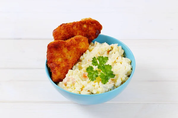 Wiener schnitzels met aardappelsalade — Stockfoto