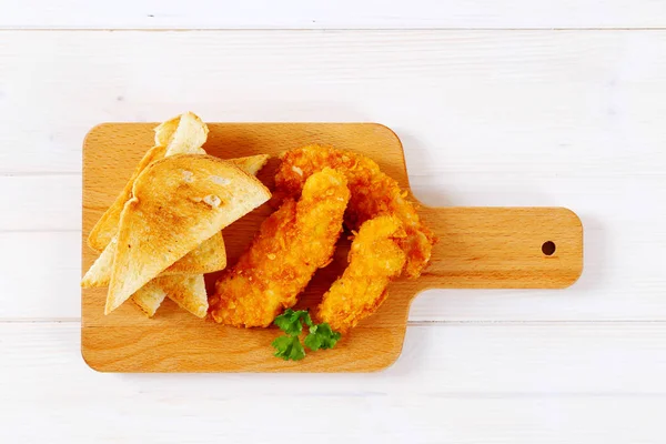 Hühnerstreifen mit Toast — Stockfoto