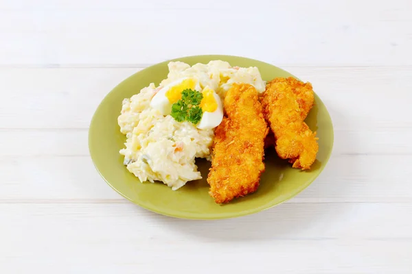 Tiras de frango com salada de batata — Fotografia de Stock