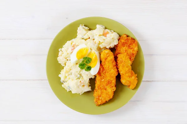 Tiras de frango com salada de batata — Fotografia de Stock