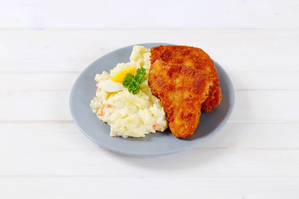 Schnitzels 감자 샐러드와 함께 — 스톡 사진