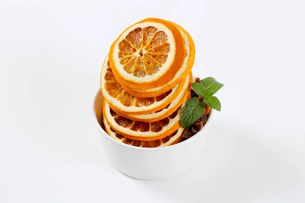 Kurutulmuş portakal dilimleri ile baharat — Stok fotoğraf