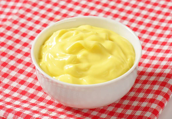 碗里的自制蛋黄酱 — 图库照片