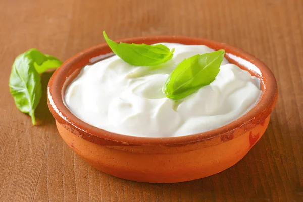 Bowl of white cream — Stock Photo, Image