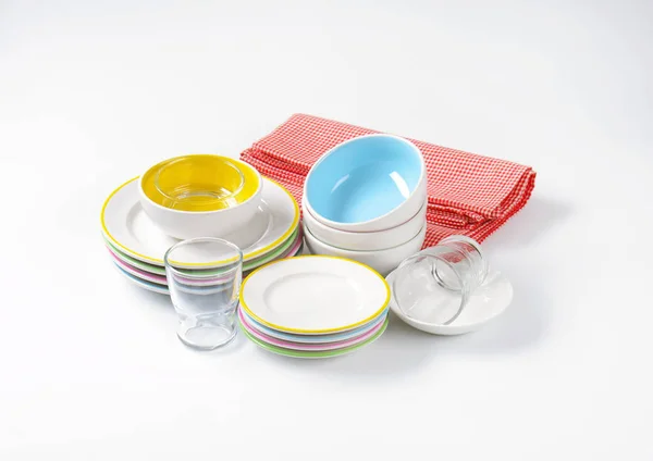 Set di piatti, ciotole e bicchieri bordati — Foto Stock