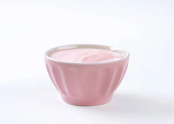 Bowl of raspberry yogurt — Stock Photo, Image