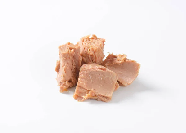 Kawałki tuńczyka w puszkach — Zdjęcie stockowe