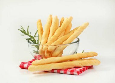 conejos en canasta con junquillos amarillos