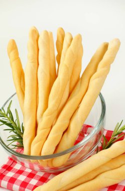 conejos en canasta con junquillos amarillos