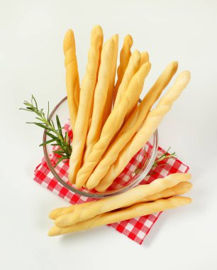 conejos en canasta con junquillos amarillos