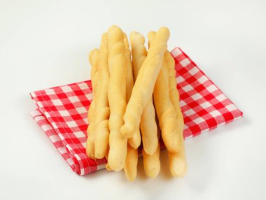 conejos en canasta con junquillos amarillos