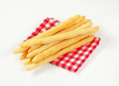 conejos en canasta con junquillos amarillos