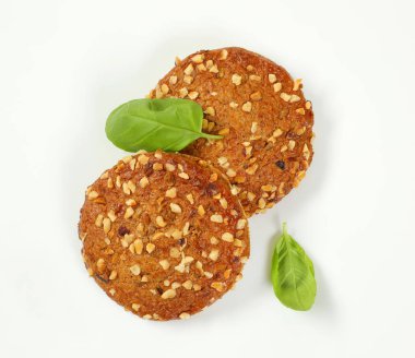 kıyılmış fındık ve badem ile tatlılar