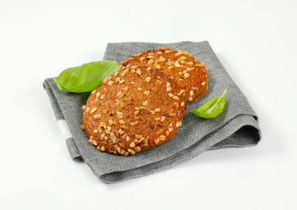 Biscuits aux noix et aux amandes hachées — Photo