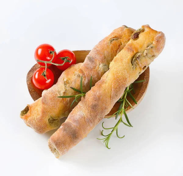 Pão italiano com azeitonas verdes — Fotografia de Stock