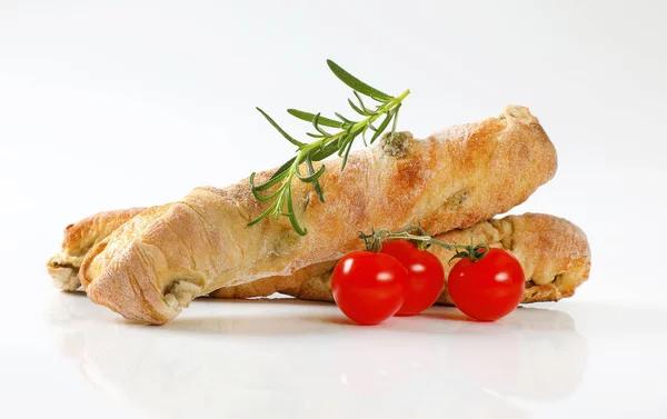 Italiaans brood met groene olijven — Stockfoto