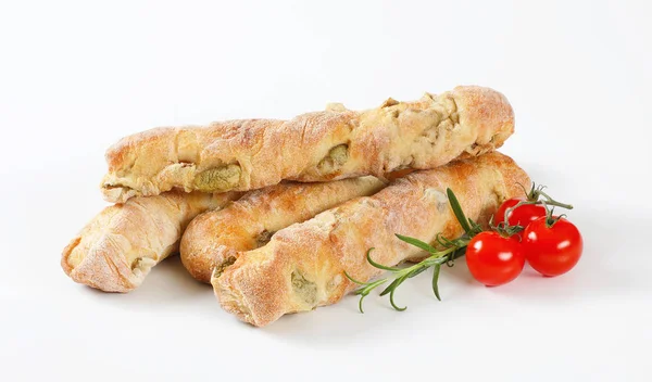 Итальянский хлеб с зелеными оливками — стоковое фото