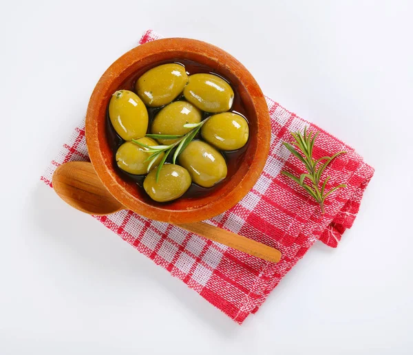 Bol d'olives vertes au romarin — Photo