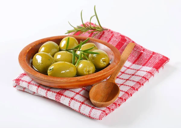 Ciotola di olive verdi con rosmarino — Foto Stock