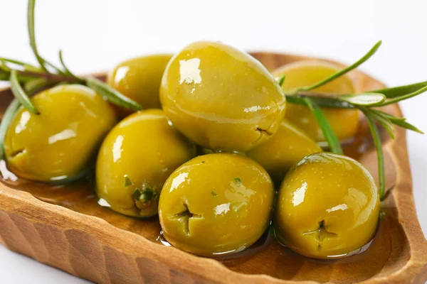 Skål med gröna oliver med rosmarin — Stockfoto