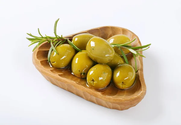 Kom met groene olijven met rozemarijn — Stockfoto