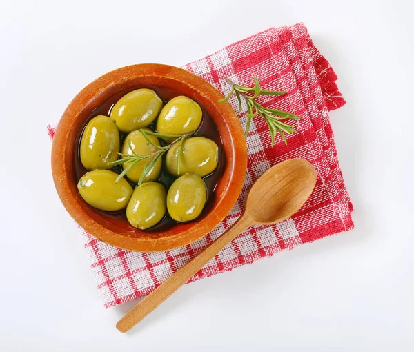 Tazón de aceitunas verdes con romero — Foto de Stock
