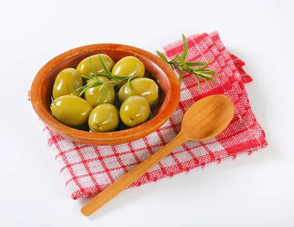Ciotola di olive verdi con rosmarino — Foto Stock