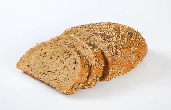 Brood met papaver, zonnebloem en sesamolie zaden — Stockfoto