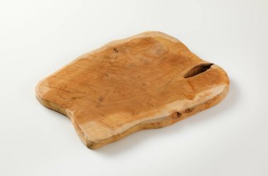 Doğal kenarı olan tahta kesme tahtası.