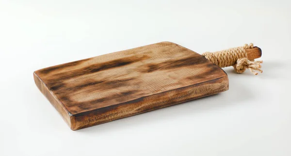 Rustikales Holzschneidebrett oder Serviertablett — Stockfoto