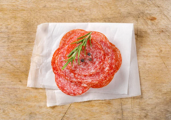 Salchicha de salami en rodajas finas — Foto de Stock