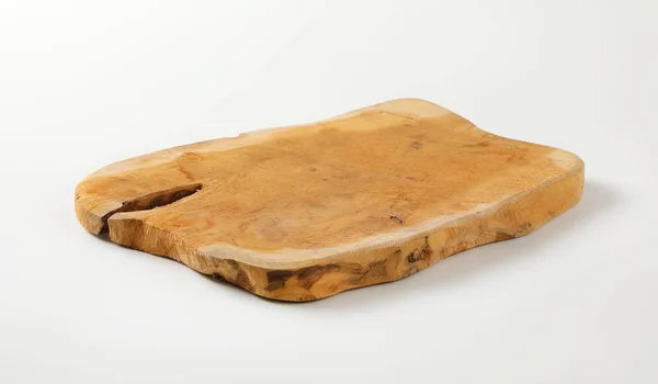Deska do cięcia drewna z naturalną krawędzią — Zdjęcie stockowe