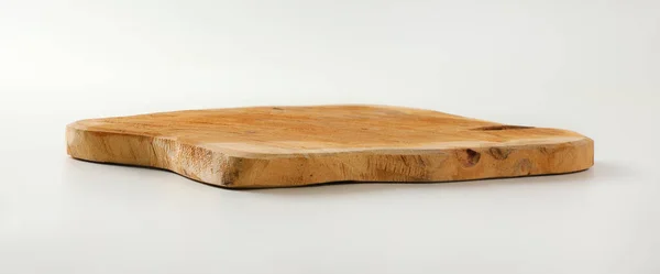 Deska do cięcia drewna z naturalną krawędzią — Zdjęcie stockowe