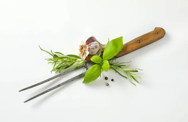 Stará řezbářská vidlička, česnek, byliny a pepřová zrna — Stock fotografie
