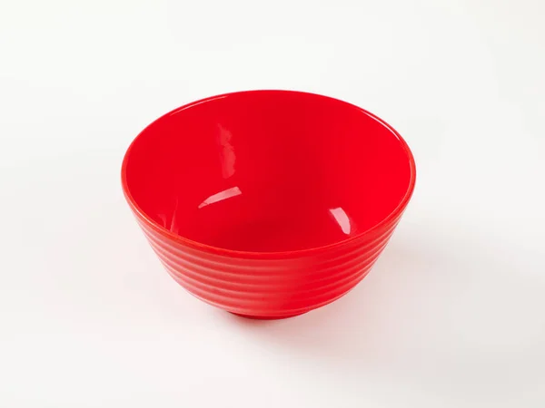 Красная пластиковая миска — стоковое фото