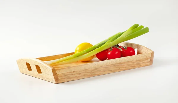 Vassoio di servizio in legno con verdure fresche e frutta — Foto Stock