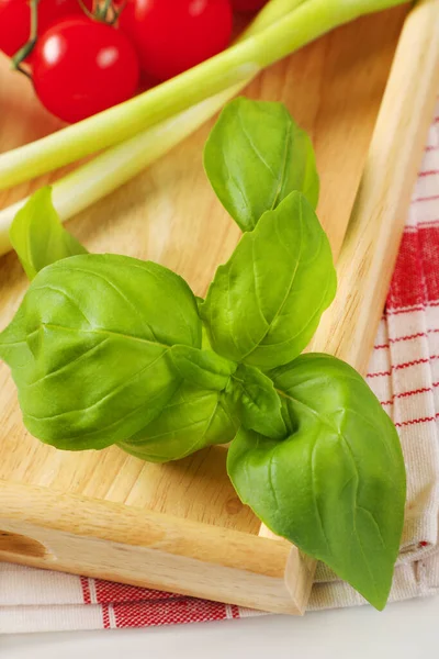 Fresh basil on wooden serving tray — 스톡 사진