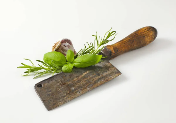 Vintage meat cleaver and fresh herbs — Stock Photo, Image
