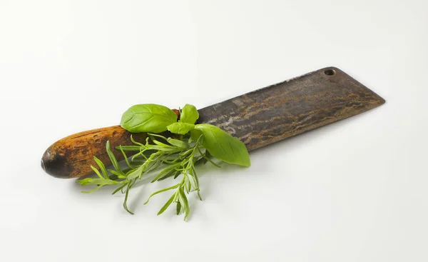 Vintage meat cleaver and fresh herbs — 스톡 사진