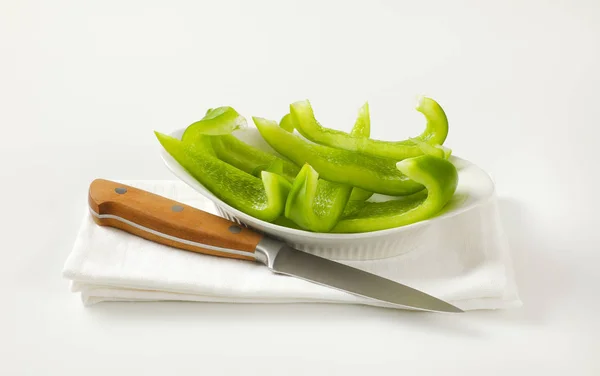 Grön paprika skivor i skål — Stockfoto
