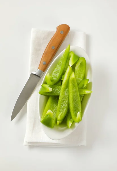 Fette di peperone verde in ciotola — Foto Stock