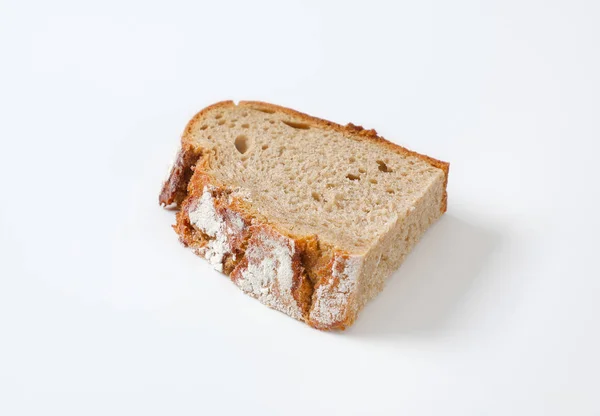 Rebanada de pan de masa fermentada con corteza crujiente — Foto de Stock