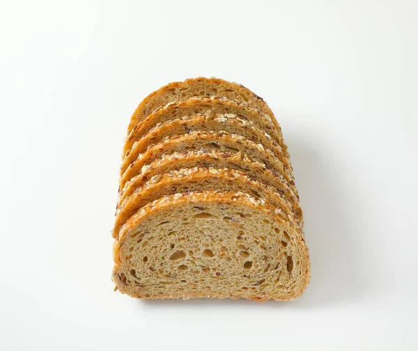 Pão cortado em fatias de pão integral — Fotografia de Stock