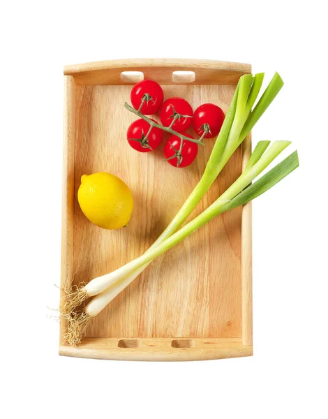 Dřevěný podnos s čerstvými zeleninami a ovocem — Stock fotografie
