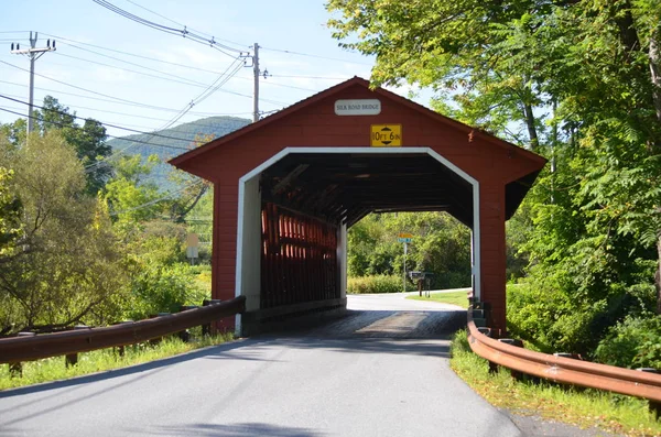 Covered bridge in Vermont — Stock Photo, Image