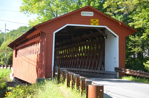 Red covered bridge — Stock Photo, Image