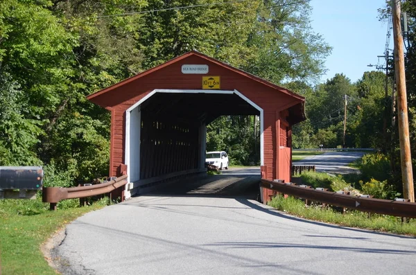 Red covered bridge in Vermont — Stock Photo, Image